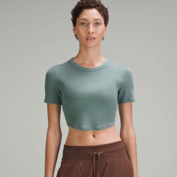 Size 4 Lululemon Athletica Hold Tight Cropped T Shirt Tee Medium Forest Green - Picture 1 of 5